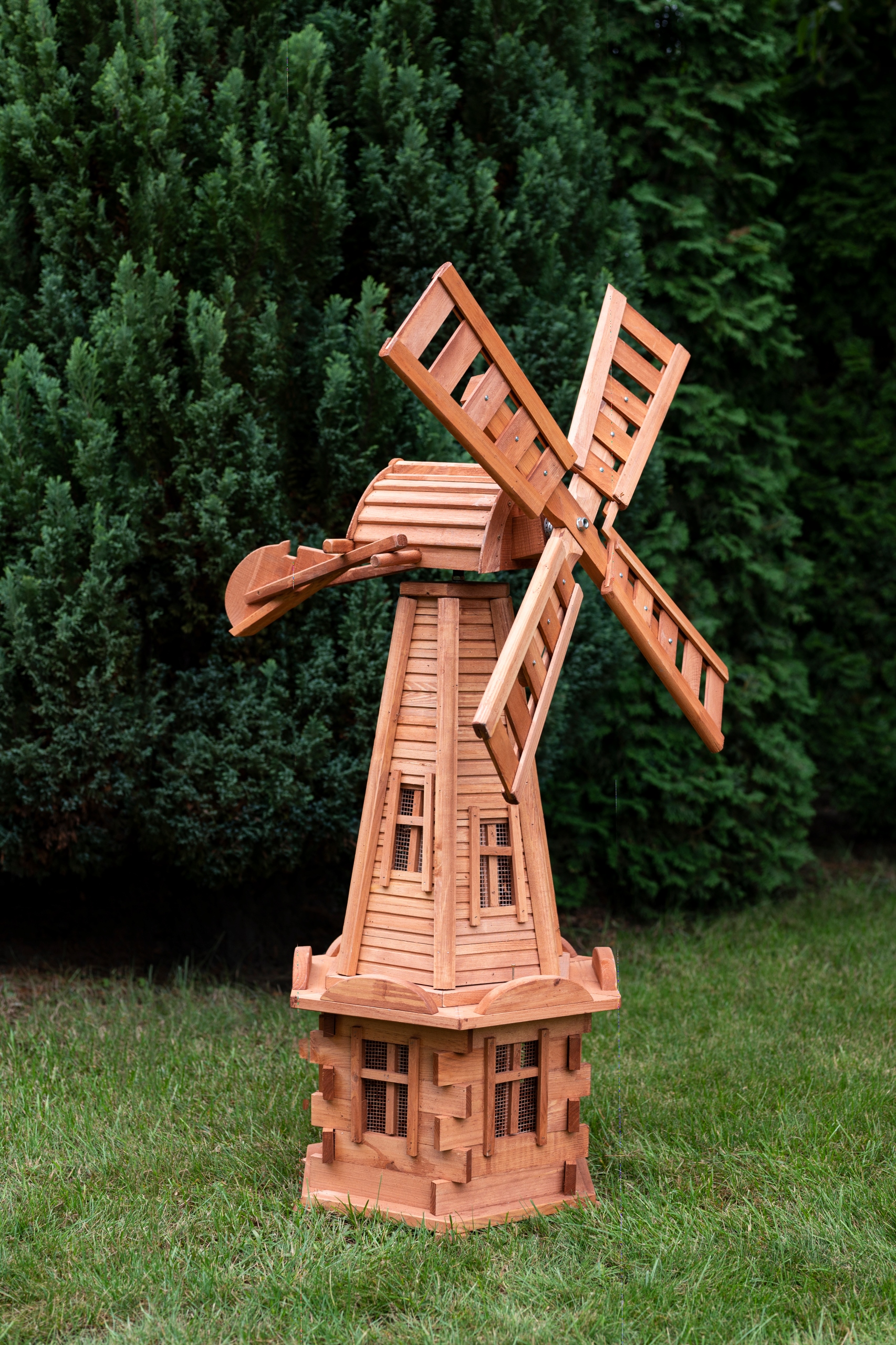 zahradny-veterny-mlyn-135cm-na-zahrade